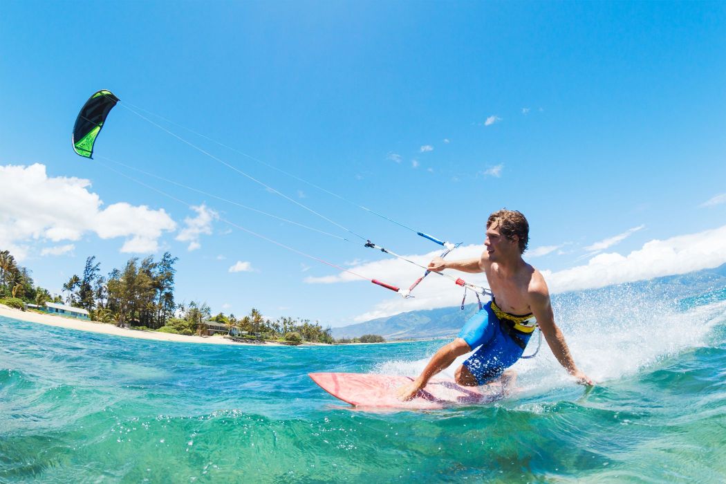 Homme faisant du kitesurf