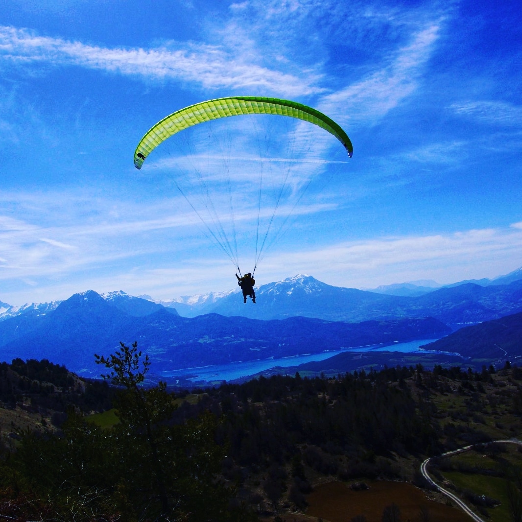 Parapente devant paysage