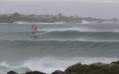 La Torche : Un lieu de prédilection pour le windsurf en Bretagne, France