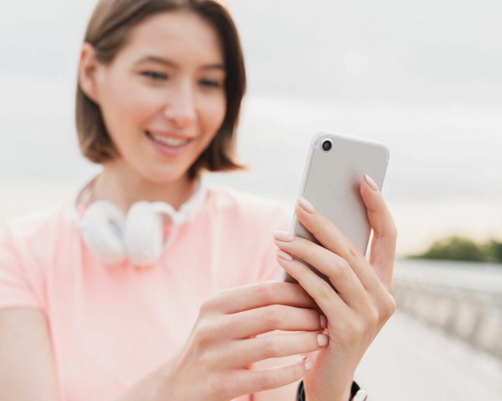 Femme qui regarde son appli sportive sur son téléphone