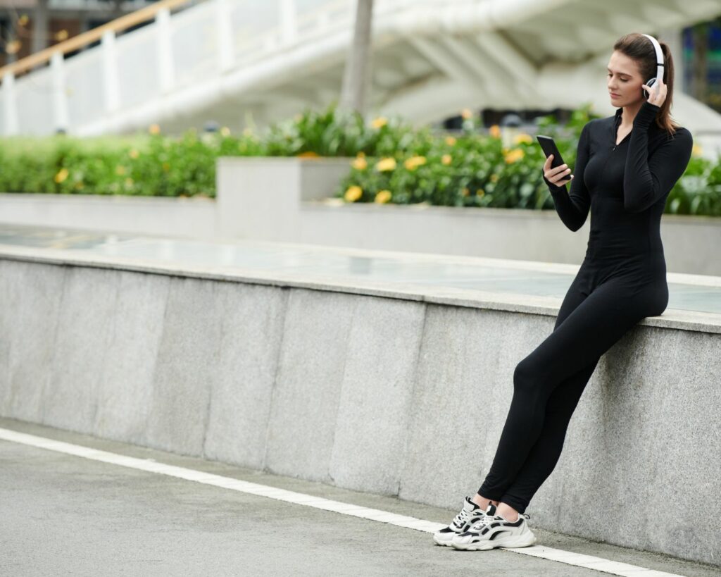 Jeune femme qui consulte son appli de sport