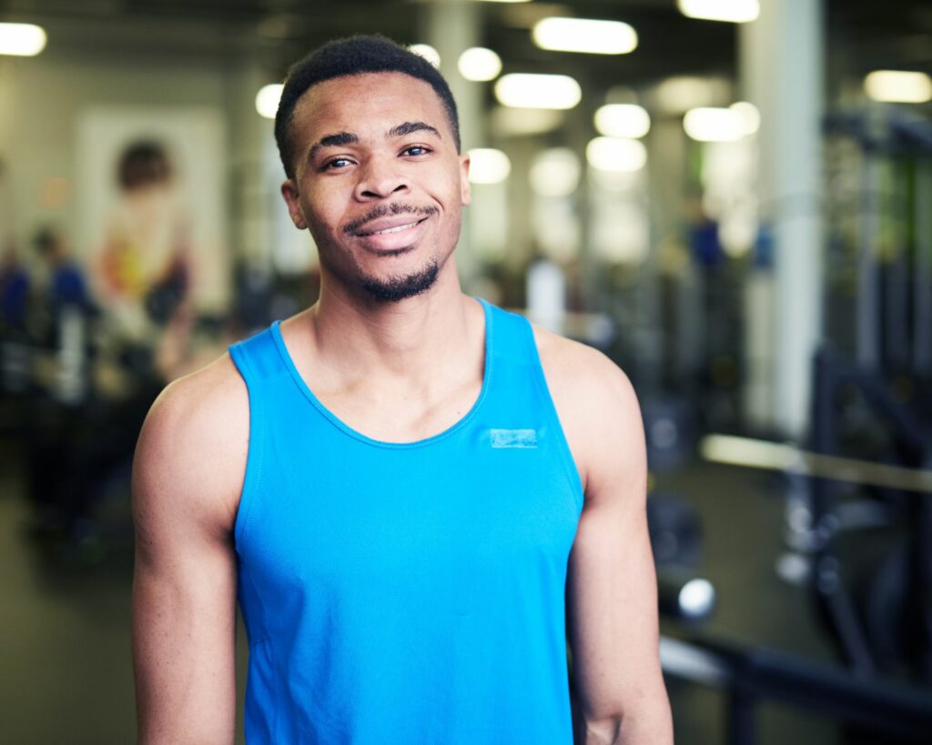 Jeune homme sportif en marcel bleu