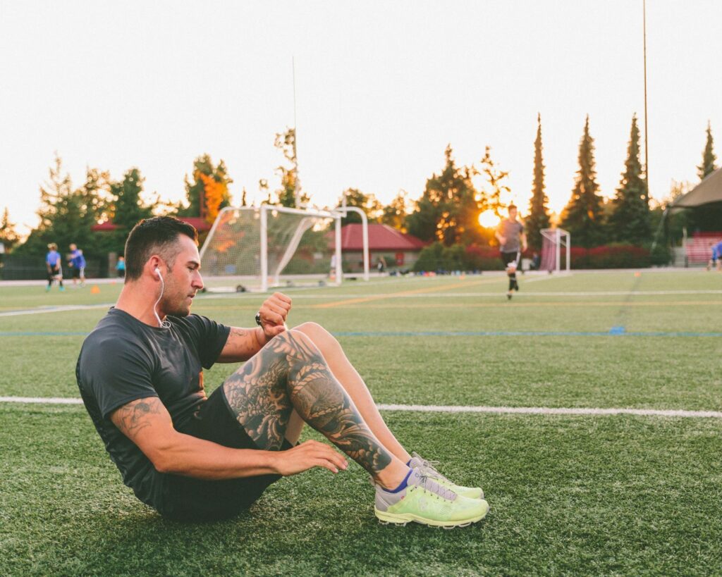 Jeune sportif en train de regarder son minuteur sur sa montre connectée