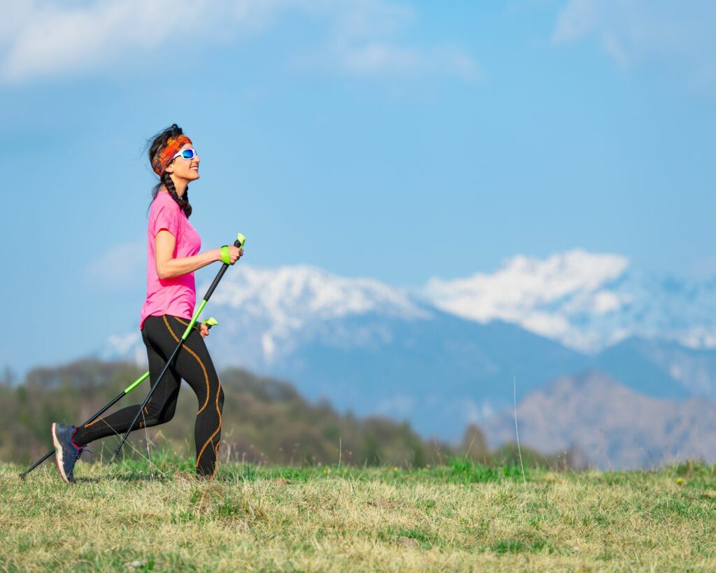 Femme équipée pour la marche qui fait de la marche