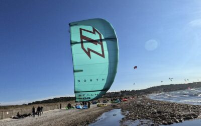 Le rendez-vous des kitesurfeurs : La plage de L’Almanarre à Hyères, France