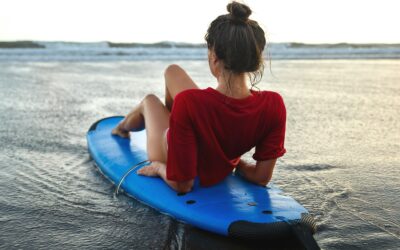 Surfer sur la vague : les meilleures planches de surf en mousse de Storm, Victory et Almond