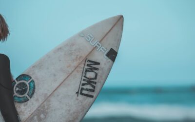 Comment choisir sa première planche de surf : guide complet