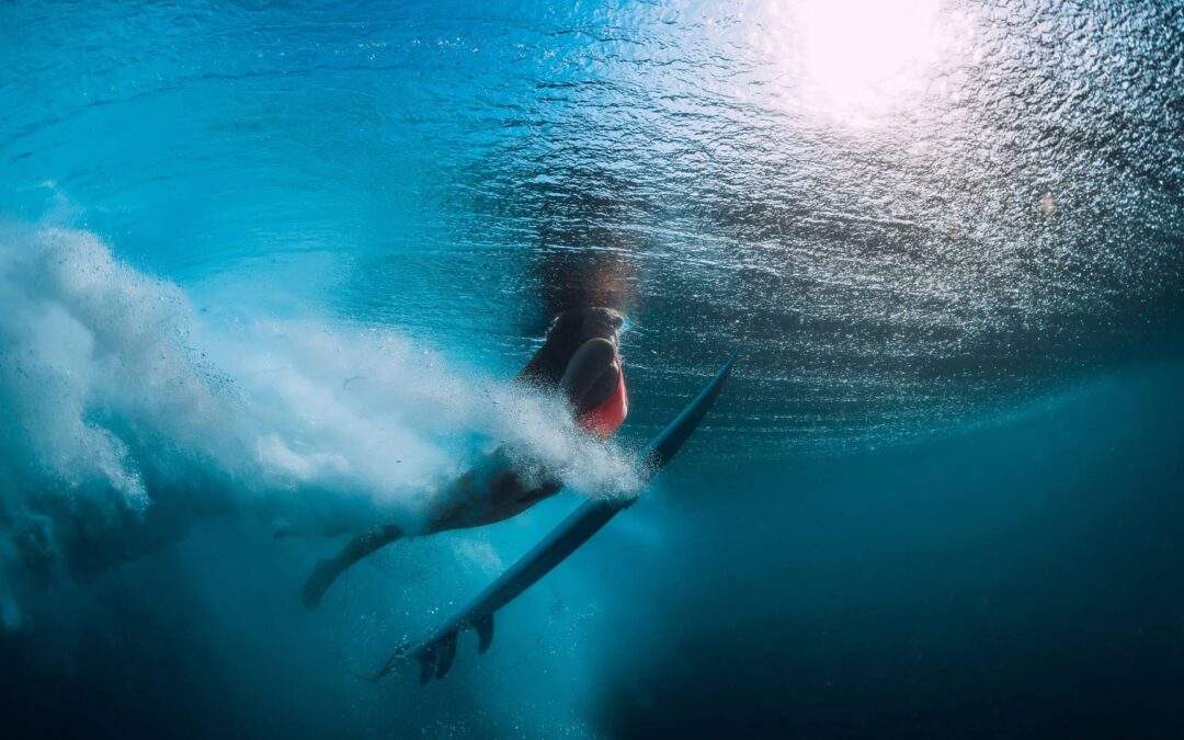 Les 8 figures de légende du surf à suivre sur Instagram
